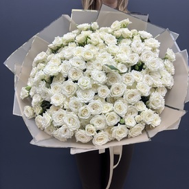 Букет из 101 белой кустовой розы в упаковке 50см