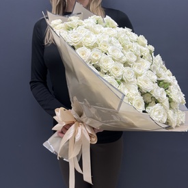 Букет из 101 белой кустовой розы в упаковке 50см