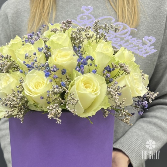 Композиция из 25 белых роз в коробке