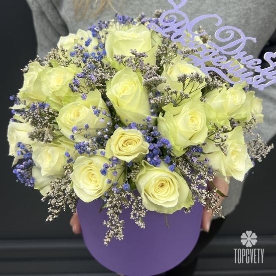 Композиция из 25 белых роз в коробке