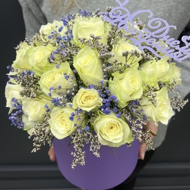 Композиция из 25 белых роз в коробке