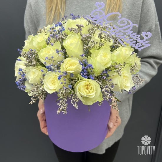 Композиция из 25 белых роз в коробке