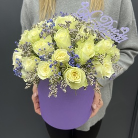 Композиция из 25 белых роз в коробке