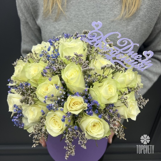 Композиция из 25 белых роз в коробке