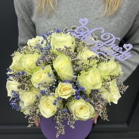 Композиция из 25 белых роз в коробке