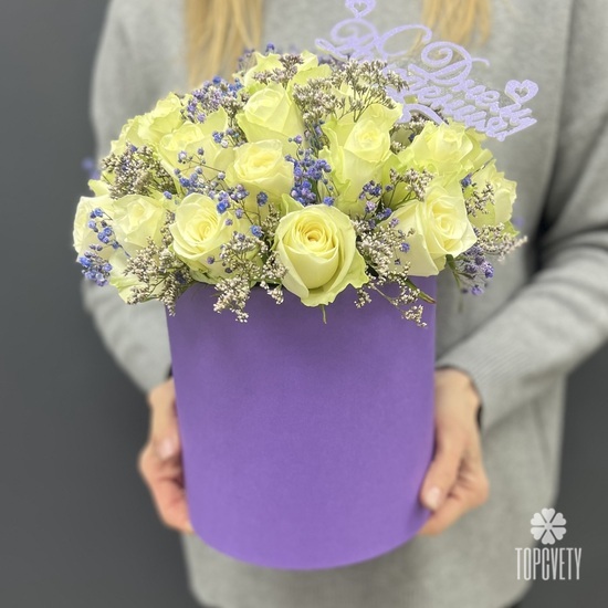 Композиция из 25 белых роз в коробке