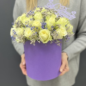 Композиция из 25 белых роз в коробке