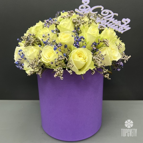 Композиция из 25 белых роз в коробке