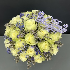 Композиция из 25 белых роз в коробке