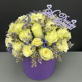 Композиция из 25 белых роз в коробке