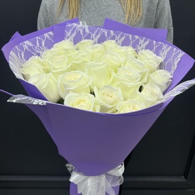 Букет из 25 белых роз 60 см