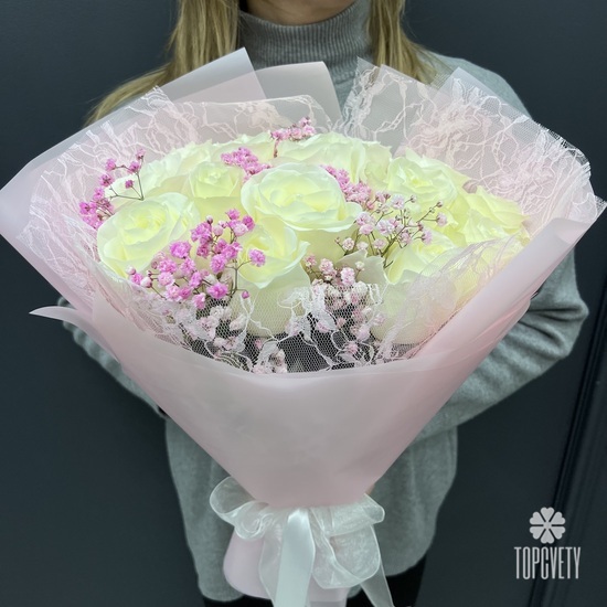 Букет из 15 белых роз с гипсофилой