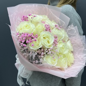 Букет из 15 белых роз с гипсофилой