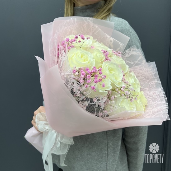 Букет из 15 белых роз с гипсофилой