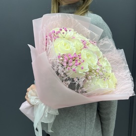 Букет из 15 белых роз с гипсофилой