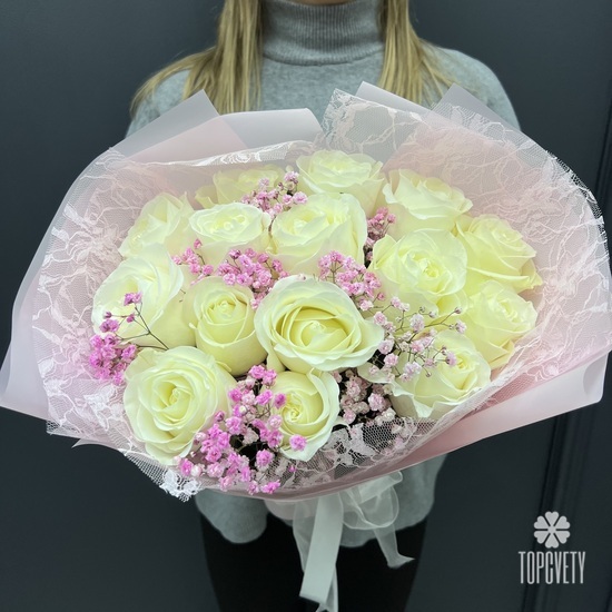 Букет из 15 белых роз с гипсофилой