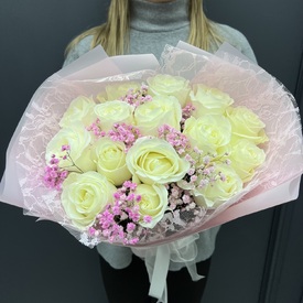 Букет из 15 белых роз с гипсофилой