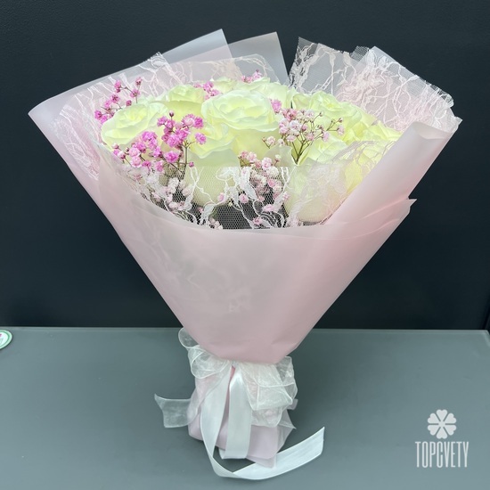 Букет из 15 белых роз с гипсофилой