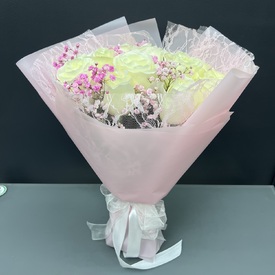 Букет из 15 белых роз с гипсофилой