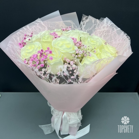 Букет из 15 белых роз с гипсофилой