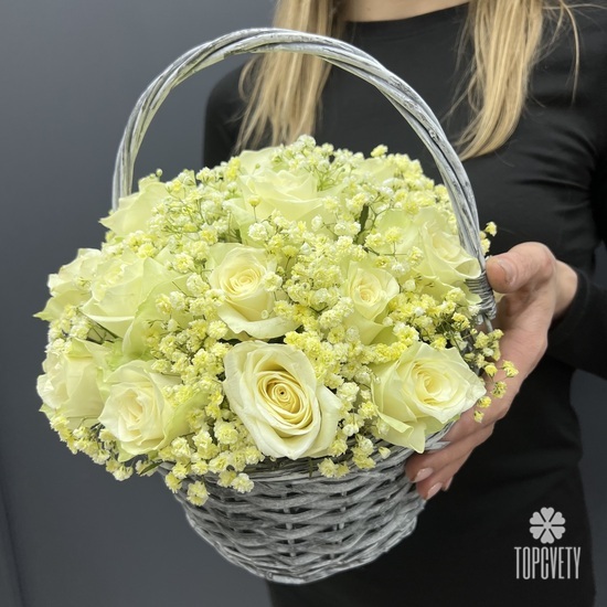 Композиция из 25 белых роз в корзине