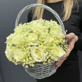 Композиция из 25 белых роз в корзине