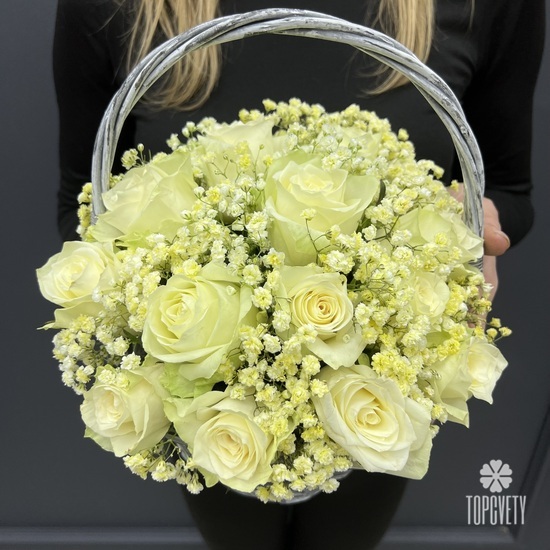 Композиция из 25 белых роз в корзине