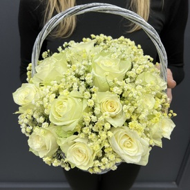 Композиция из 25 белых роз в корзине