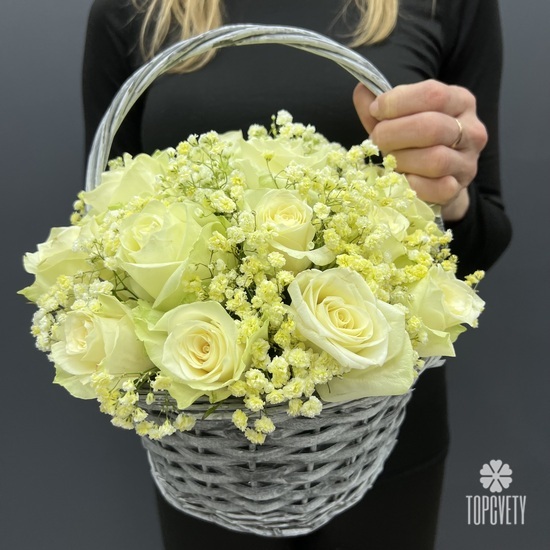 Композиция из 25 белых роз в корзине