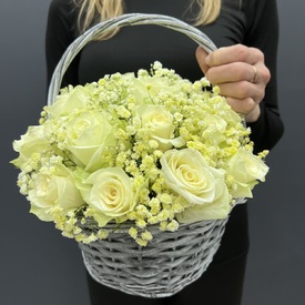 Композиция из 25 белых роз в корзине
