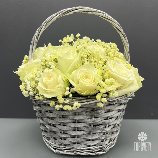 Композиция из 25 белых роз в корзине