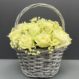 Композиция из 25 белых роз в корзине