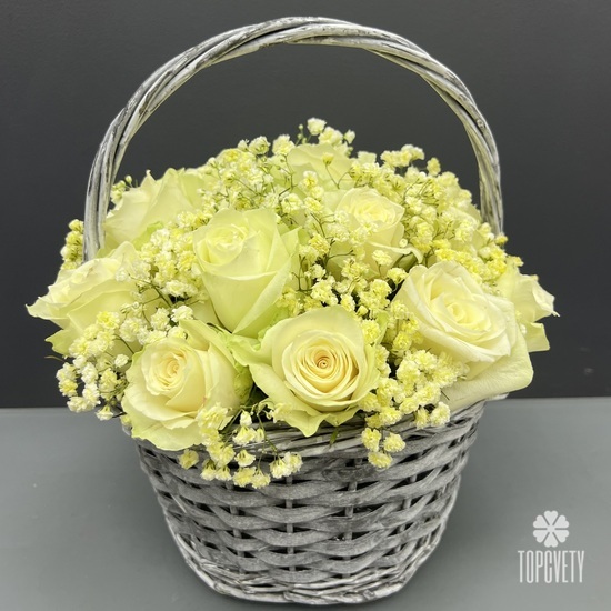 Композиция из 25 белых роз в корзине