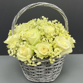 Композиция из 25 белых роз в корзине