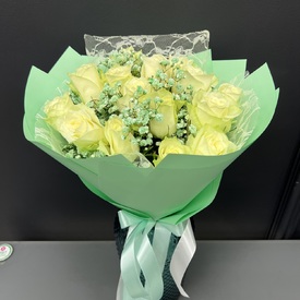 Букет из 15 белых роз Кения 40см