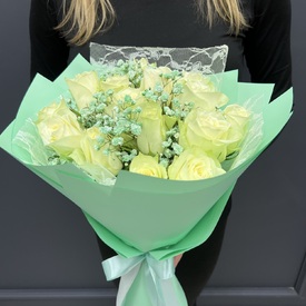 Букет из 15 белых роз Кения 40см