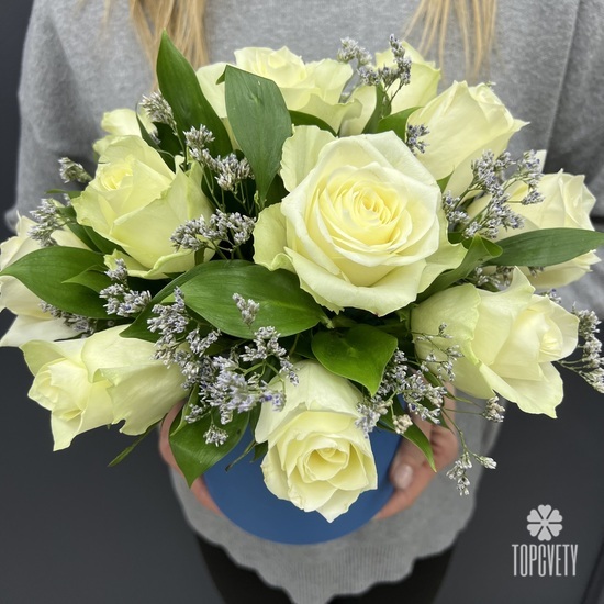 15 белых роз в коробке