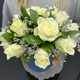 15 белых роз в коробке