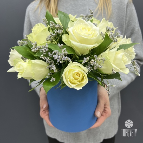 15 белых роз в коробке