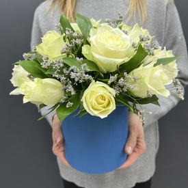 15 белых роз в коробке