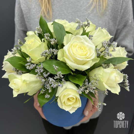 15 белых роз в коробке