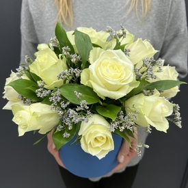 15 белых роз в коробке