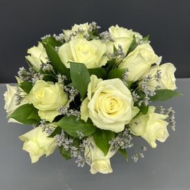 15 белых роз в коробке