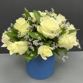 15 белых роз в коробке