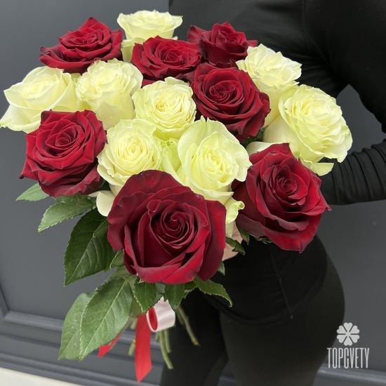 Букет из 15 белых и красных роз 70см