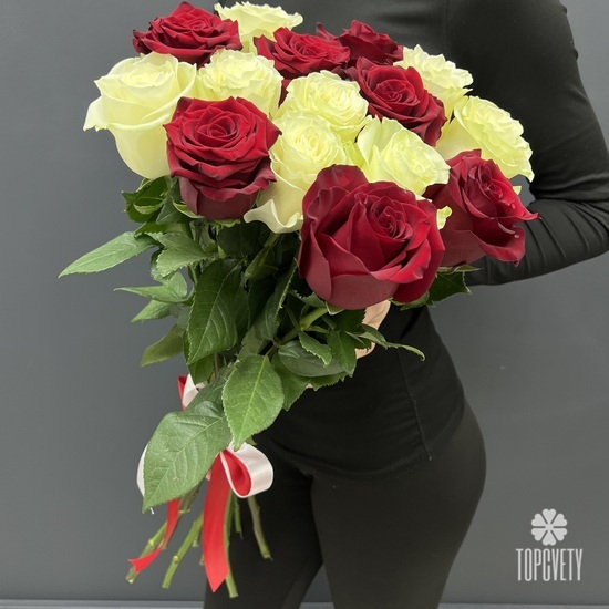 Букет из 15 белых и красных роз 70см