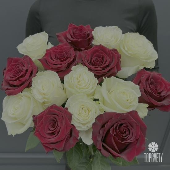 Букет из 15 белых и красных роз 70см
