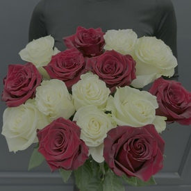 Букет из 15 белых и красных роз 70см