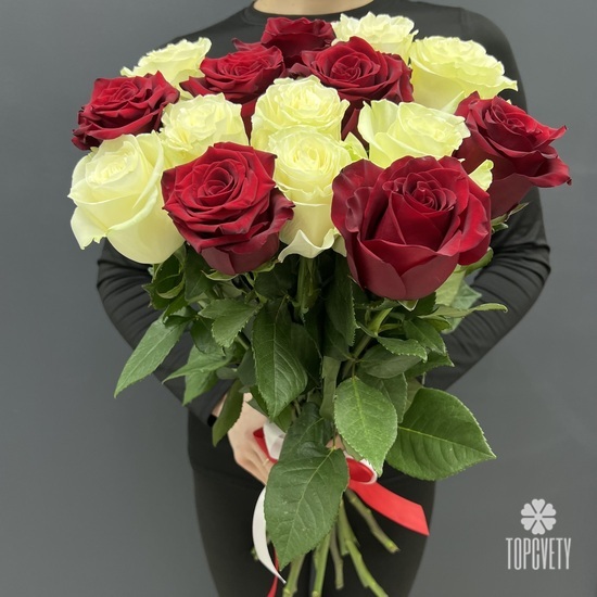 Букет из 15 белых и красных роз 70см