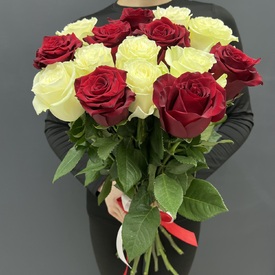 Букет из 15 белых и красных роз 70см